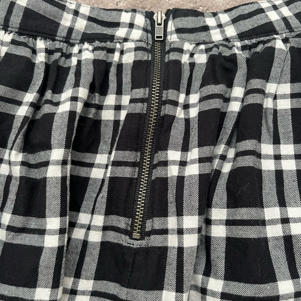Black and White Gap Mini Skirt - Picture 3 of 5